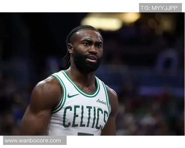 布朗遭遇滑铲未判犯规主裁解释两人滑倒导致未吹哨